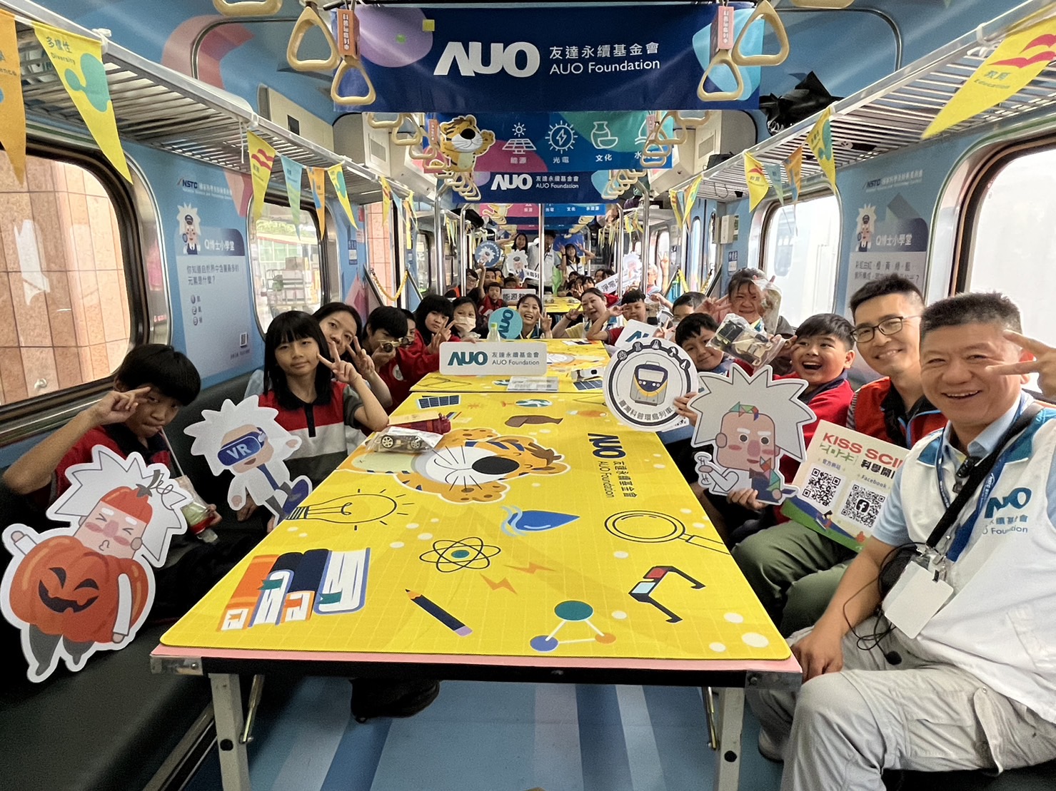 永續基金會參與「臺灣科普環島列車」，設計基礎科學車廂課程，以「淨零碳排和永續能源」為主題，讓學生透過創意實驗認識淨零知識，以及思考生活中的減碳行為