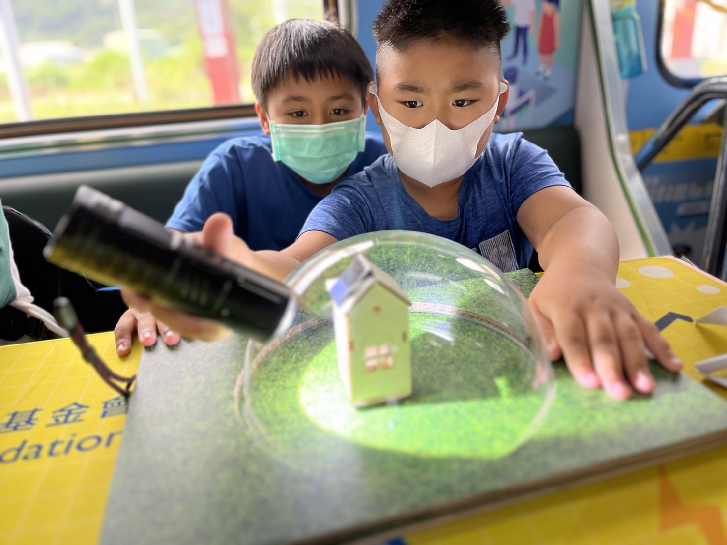 參與基礎科學主題車廂，以STEAM教學精神，設計「逐日科學家」、「太陽能工程師」以及「淨零建築師」三大能源科普課程和實驗