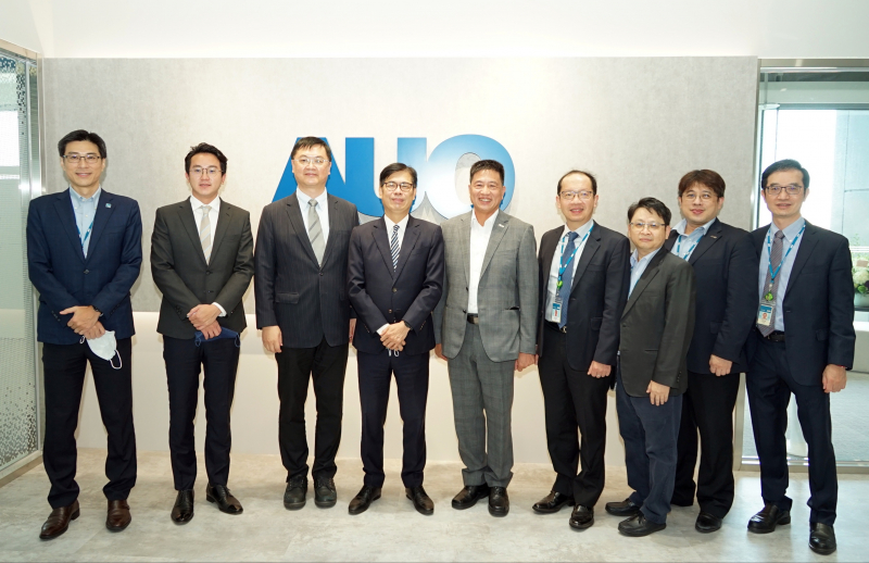 光電前進亞灣成立「AUO解決方案研發中心」，作為多元場域解決方案研發及試驗場域（圖中左為高雄市長陳其邁、圖中右為光電董事長彭双浪）